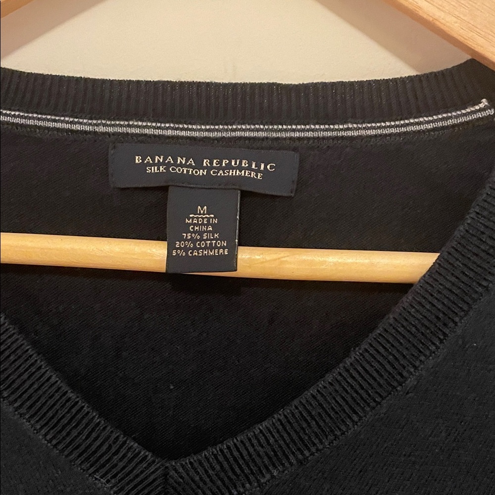 Banana Republic Men's Black Silk-Cotton Cashmere V-Neck Sweater - Picture 2 of 4